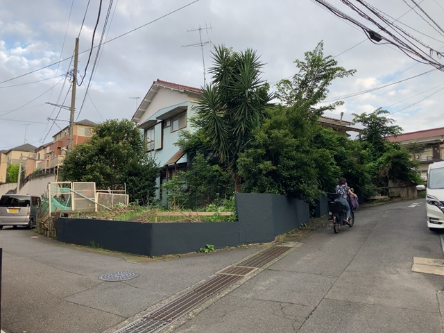 神奈川県川崎市宮前区馬絹が丘の木造2階建て2棟解体工事前の様子です。